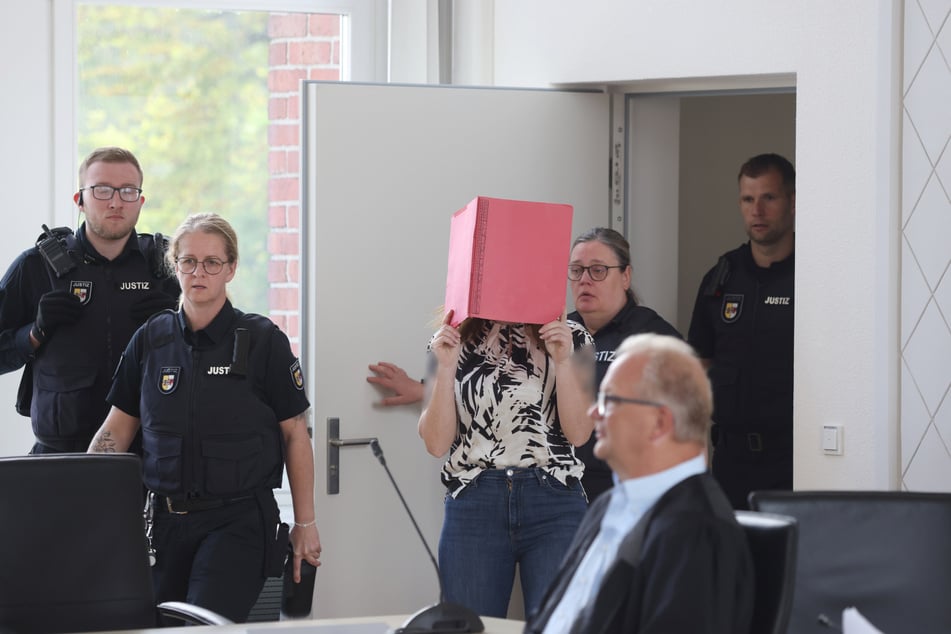 Die Angeklagte Gina H. am Dienstag vor dem Landgericht Rostock. Der Prozess gegen die 30-Jährige hatte im April begonnen. Ihr wird vorgeworfen, Fabian (†8) am 10. Oktober 2025 heimtückisch und aus niedrigen Beweggründen getötet zu haben.