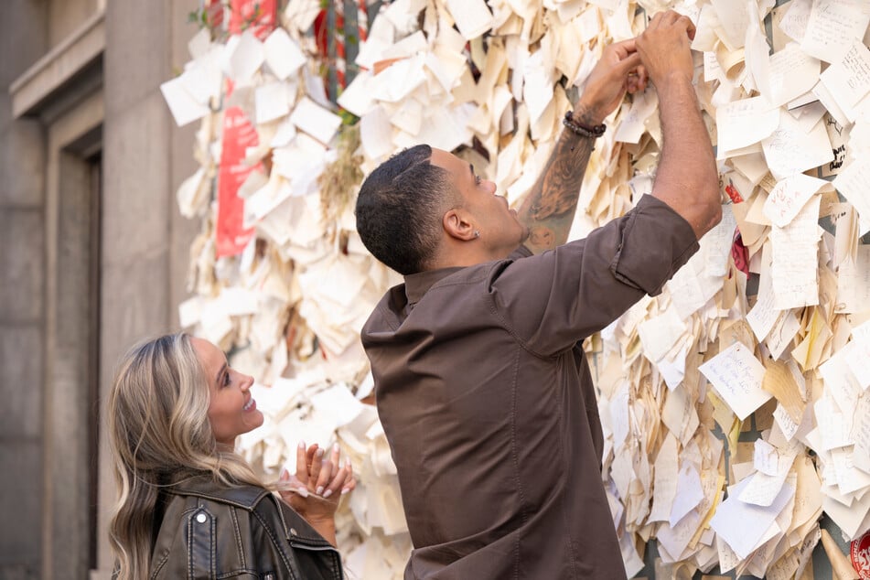 During their one-on-one, Dina (l.) and Grant added their wishes to a local wall.