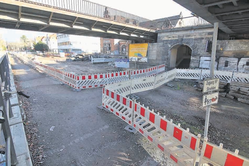 Die Baustelle an der Oskarstraße kostet knapp eine Million Euro, obwohl nicht gearbeitet wird.