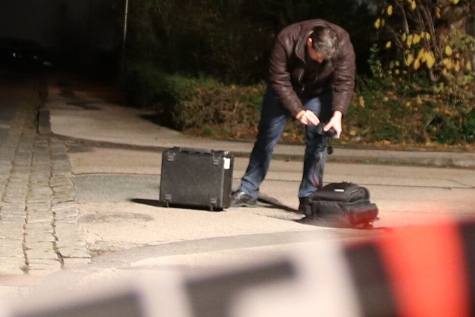 Die Einsatzkräfte begannen noch in der Nacht mit den Ermittlungen.