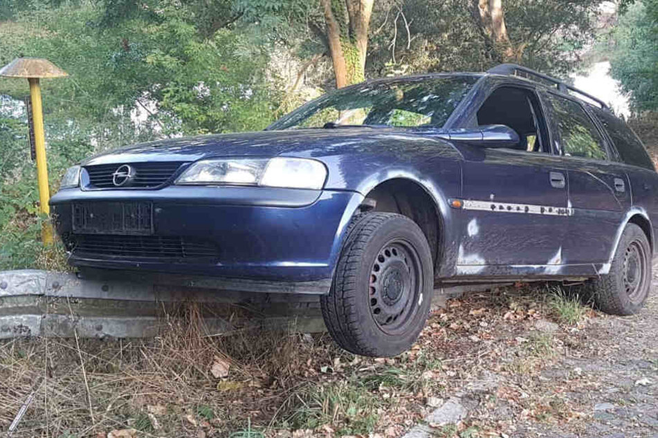 Abgeparkt: Weder Opel, noch Kennzeichen laufen auf denn 22-jährigen Fahrer. Der Parkplatz wirft weitere Fragen auf, ebenso die aufgebrochenen Garagen.