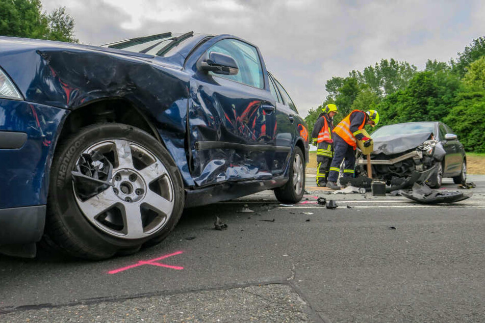 Bei dem Unfall wurden drei Personen verletzt.