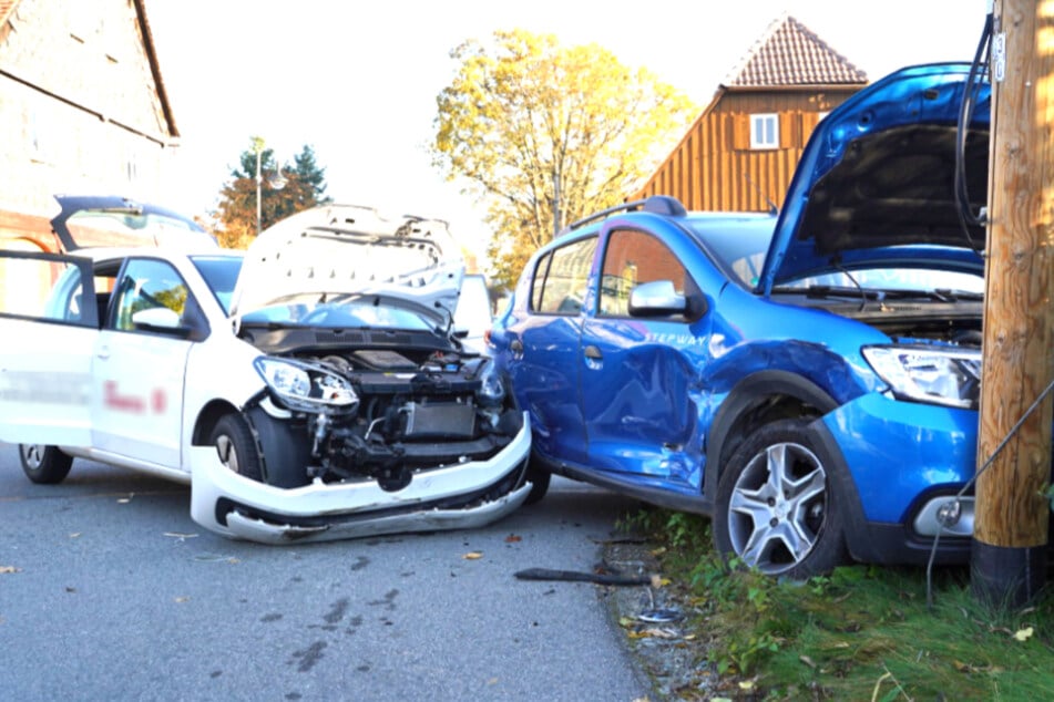 Der Zusammenstoß hinterließ schwere Schäden, sowohl am Dacia (r.), als auch am VW.