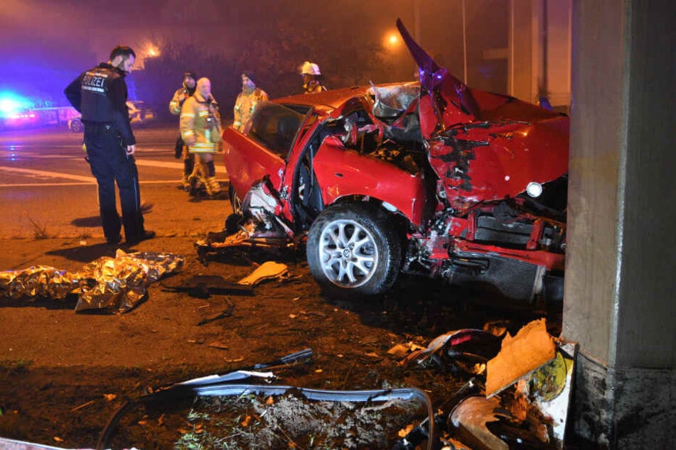 Polizei und Feuerwehr am Unfallort.