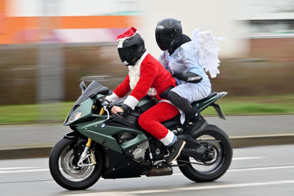 Weihnachtlich verkleidete Motorradfahrer starten zum "X-Mas Ride 2019".