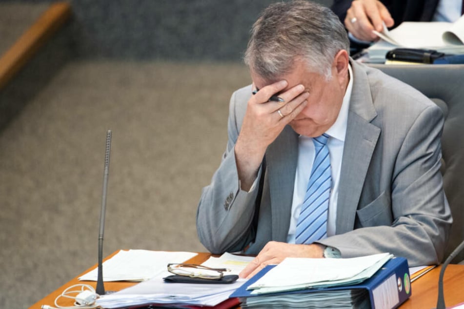 Herbert Reul am Mittwoch im Düsseldorfer Landtag: Auch der Innenminister hat mit der Hitze zu kämpfen.