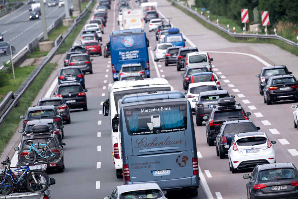 Auf der A8 bei Burgau kam es zu einem tödlichen Unfall. (Symbolbild)