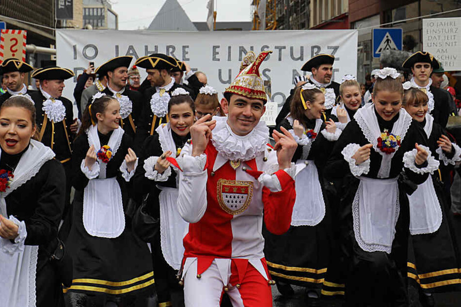 Ein Tanzgruppe erinnert am Rande der Schull- un Veedelszöch mit einer Einlage an der Einsturzstelle des Kölner Stadtarchivs an das Ereignis vor 10 Jahren.