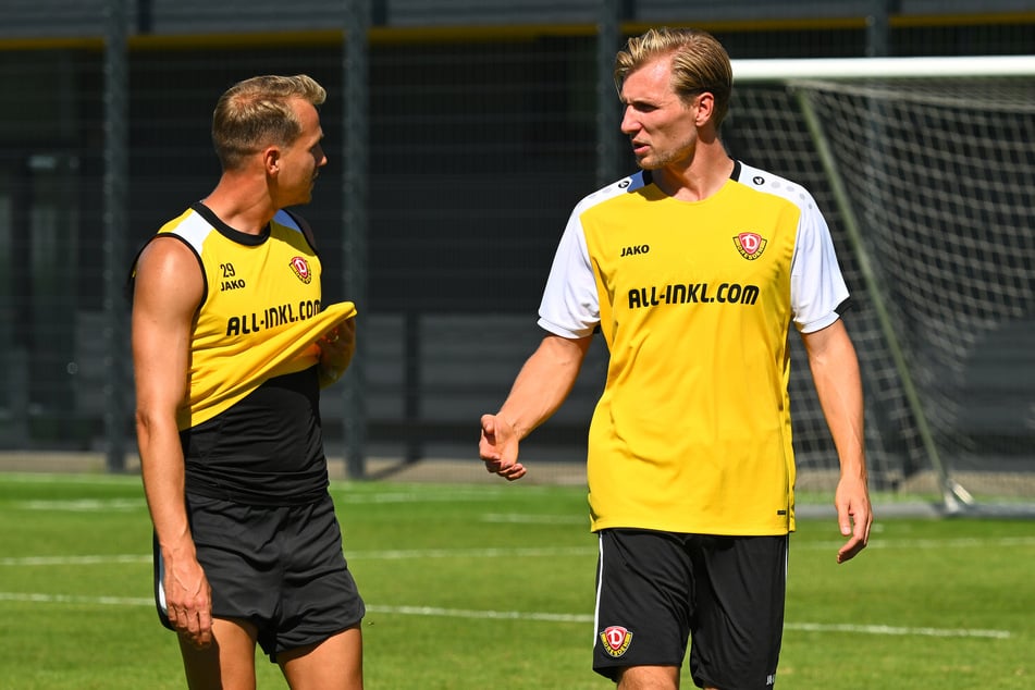 Mit Lukas Boeder (28, l.) spielte Vincent Vermeij (31) in der Saison 2019/20 gemeinsam beim MSV Duisburg. Am Dienstag kam es nun zum Wiedersehen, beide plauderten beim Training länger miteinander.