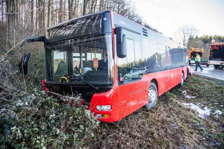 Auch ein Bus geriet auf der glatten Fahrbahn ins Rutschen.