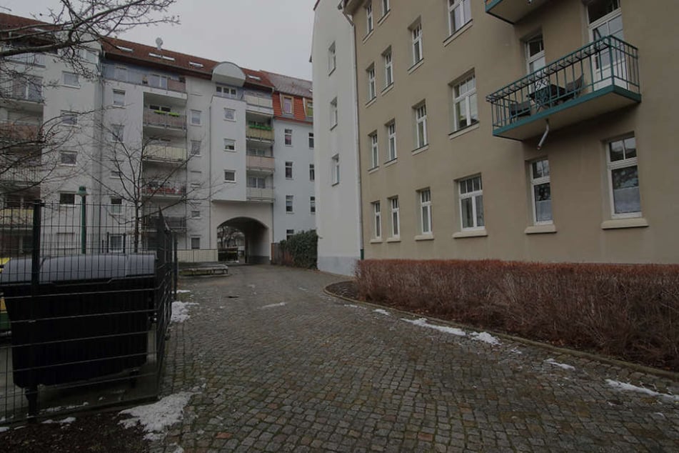 In diesem Hinterhof in Striesen geschah die Flaschen-Attacke.