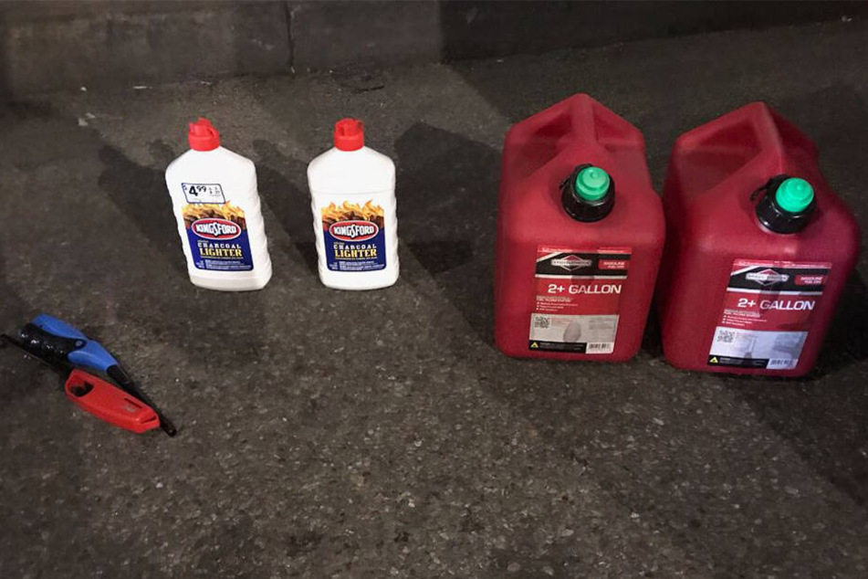 Benzinkanister, Feuerzeugbenzin und Anzünder wurden sichergestellt.