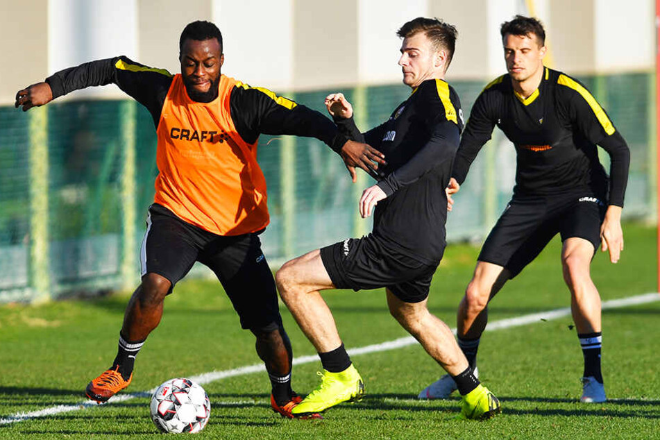 Trainingsspiel! Max Kulke (M.) versucht, Erich Berko den Ball abzujagen.