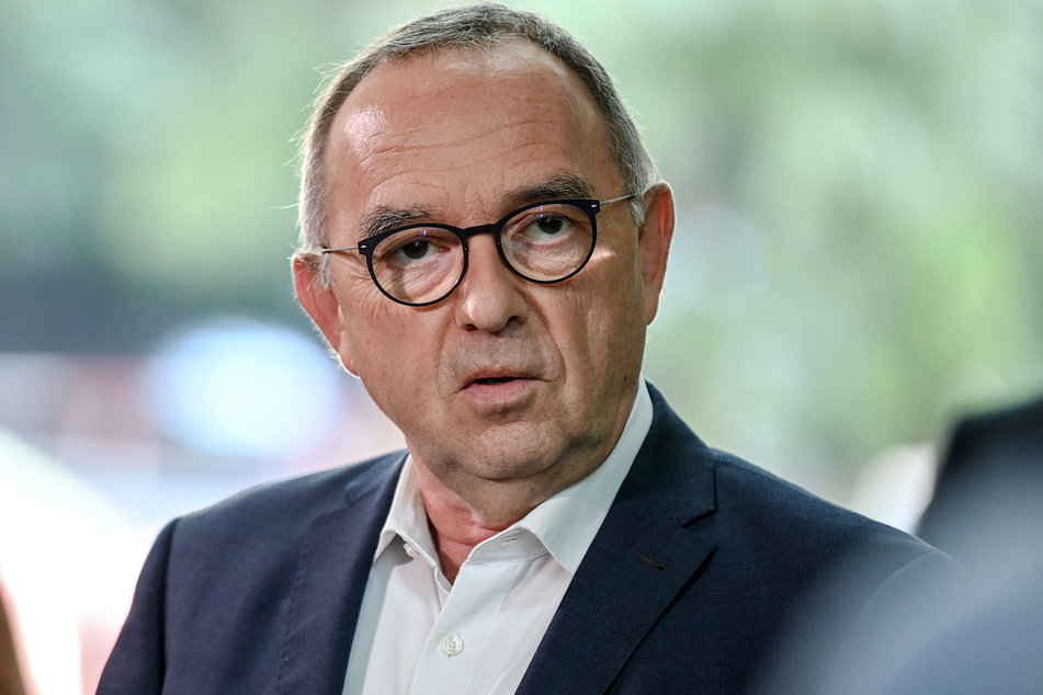 SPD-Chef Norbert Walter-Borjans (68) fordert strengere Corona-Testregeln für Unternehmen.