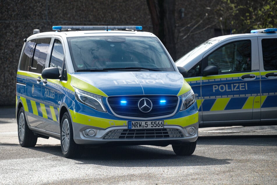Auf der Flucht vor der Polizei: 22-Jähriger kracht mit Auto frontal in Hauseingang