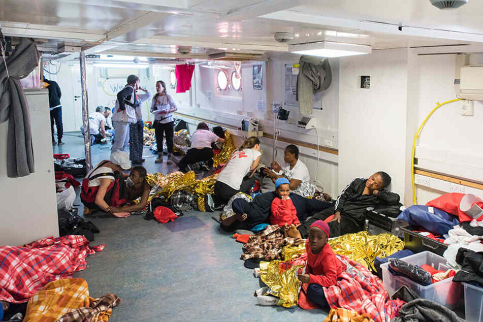 Mitarbeiter der Hilfsinitiative SOS Mediterranee kümmern sich an Bord eines Schiffes um Flüchtlinge.