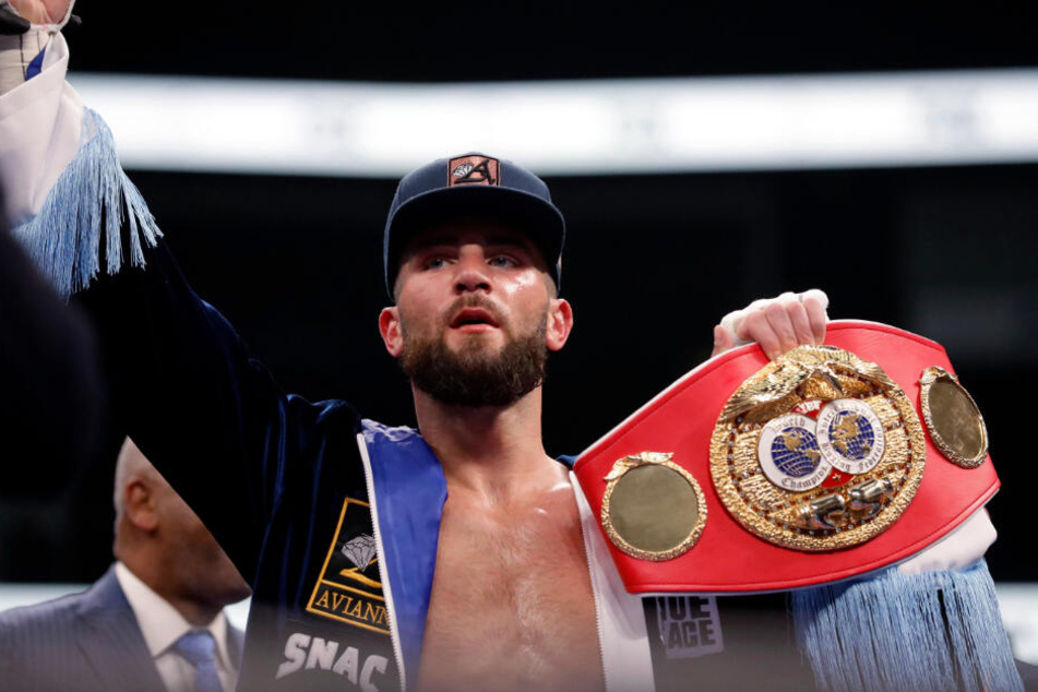 Caleb Plant jubelt mit seinem WM-Gürtel nach dem Sieg.