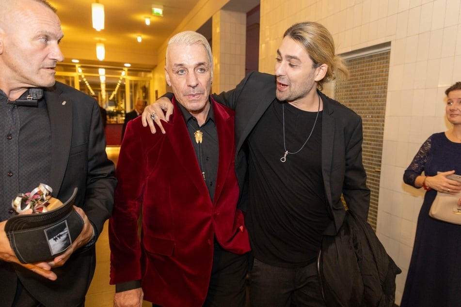 Erst gegen 21.30 Uhr tauchte Lindemann (M.) in der Oper auf - Arm in Arm mit Star-Geiger David Garrett (45, r.).