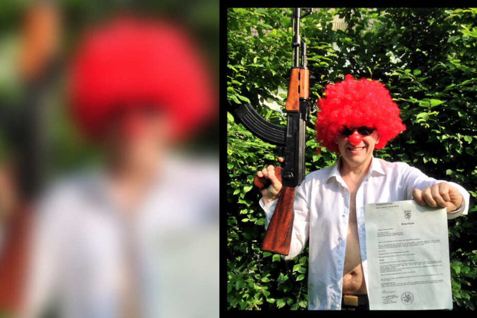 Was soll das? Clown posiert mit Gewehr und Gerichts-Schreiben