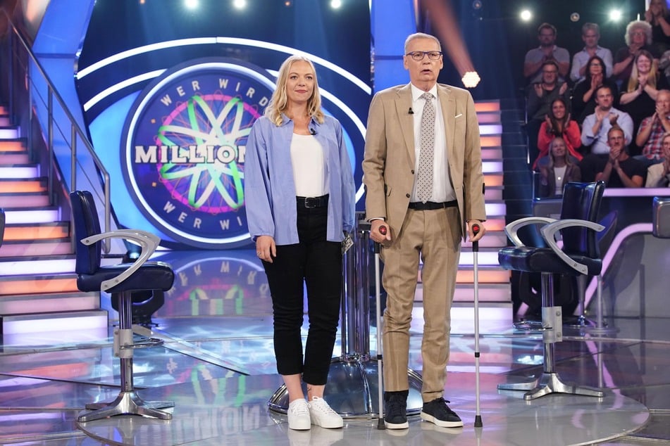 Günther Jauch (68) begrüßt Überhangkandidatin Julia Zeiher ein weiteres Mal auf dem "Wer wird Millionär?"-Ratestuhl.