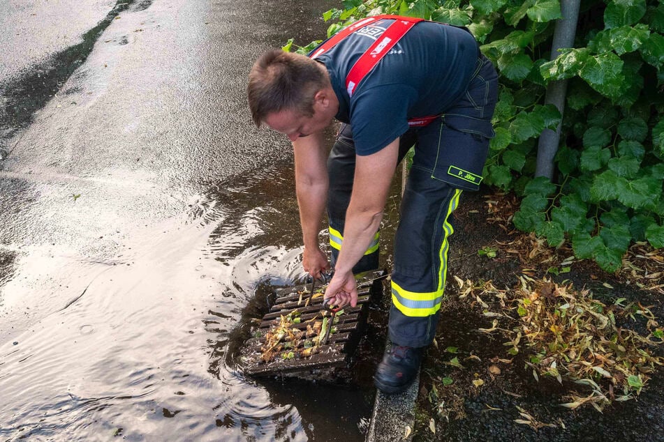 Nachdem der Gullydeckel angehoben wurde, konnte das Wasser ablaufen.