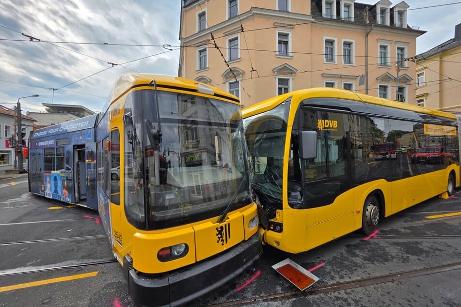 In Briesnitz sind ein Bus und eine Straßenbahn an der Cossebauder Straße/Ecke Warthaer Straße kollidiert.