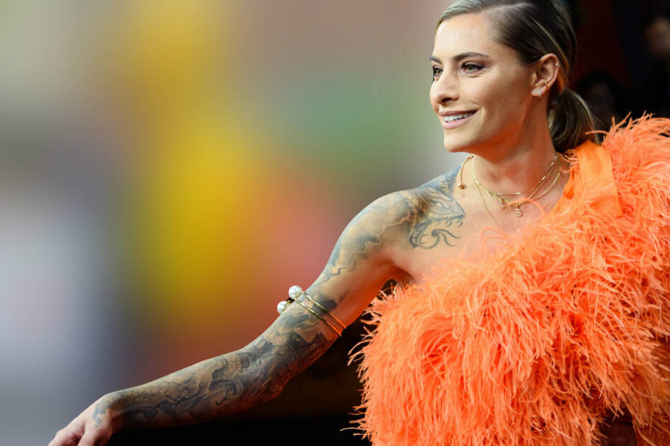 Sophia Thomalla zeigt sich im sexy Feder-Dress, doch ihre Fans sehen etwas anderes