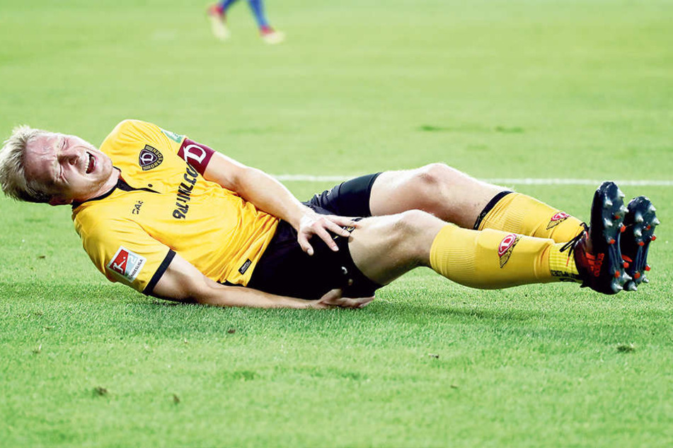 Der Kapitän mit schmerzverzerrtem Gesicht am Boden! Gleich im Saisonauftaktspiel gegen den MSV Duisburg verletzte sich Marco Hartmann.