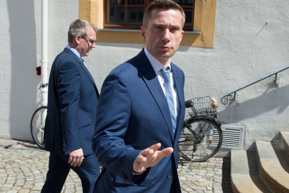 Wirtschaftsminister Martin Dulig (SPD) auf dem Weg ins Freiberger Rathaus.