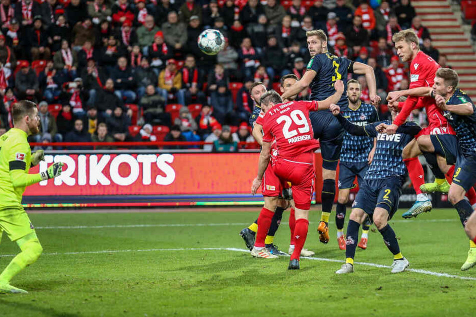 Berlins Sebastian Andersson (2.v.r) köpft den Ball nach Eckball zum 1:0 ins Tor von Timo Horn (l) von 1.FC Köln.