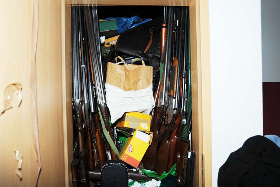 Auch einen Schrank packte der 52-Jährige mit Gewehren voll.