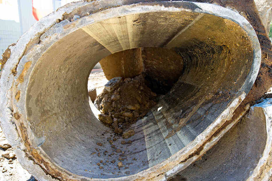Voluminöse Betonrohre ersetzen alte Abwasserkanäle, von denen ein Drittel älter als 85 Jahre ist.