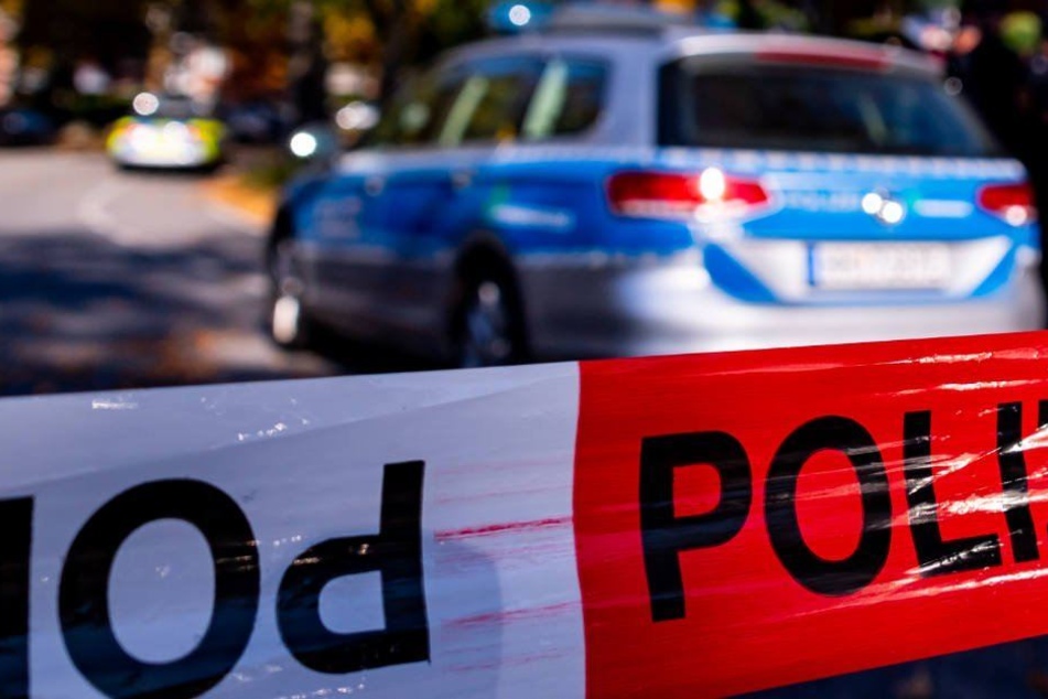 Bei seiner waghalsigen Flucht demolierte der Teenie (15) außer einem Linienbus auch ein Polizeiauto. (Symbolbild)
