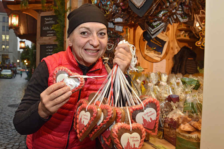 Katrin Hantsche (52) gehört zu den "Urgesteinen" des Striezelmarkts: Sie verkauft Pulsnitzer Lebkuchen.