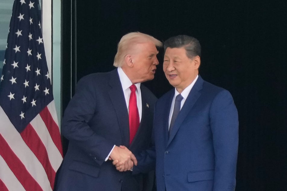 US-Präsident Donald Trump (79, l.) und der chinesische Präsident Xi Jinping (72) geben sich nach ihrem Treffen auf dem Gimhae International Airport Jinping (Südkorea) die Hand.