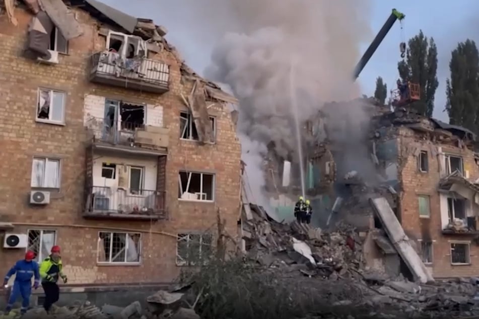 Dieses Haus in Kiew haben die Russen in der Nacht in Schutt und Asche gelegt. Acht Tote wurden in den Trümmern gefunden, berichtet der ukrainische Katastrophenschutz. Darunter ein Kind.