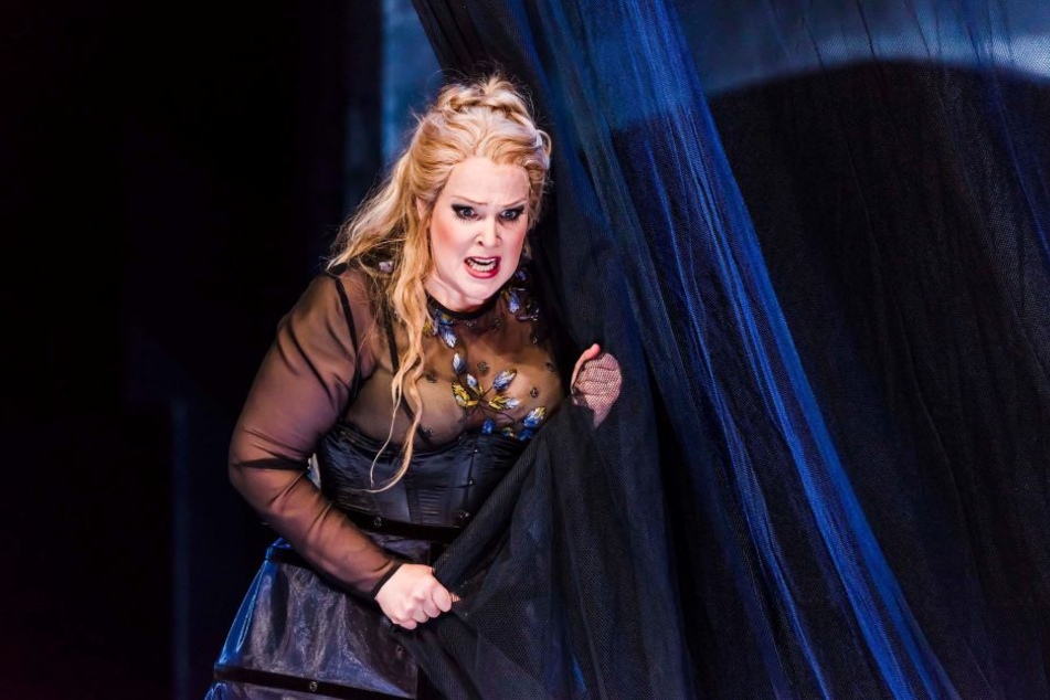 Die Walküre Brünnhilde (Dara Hobbs) setzt sich über den Willen ihres Vaters hinweg und unterstützt Siegmund.