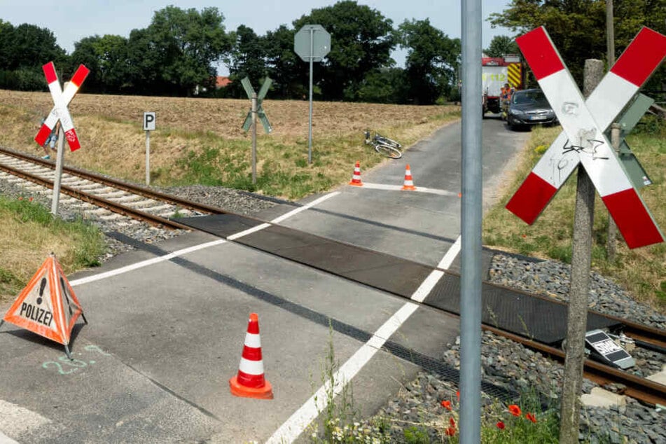 Der Mann hatte an einem Bahnübergang den Zug übersehen. (Symbolbild)