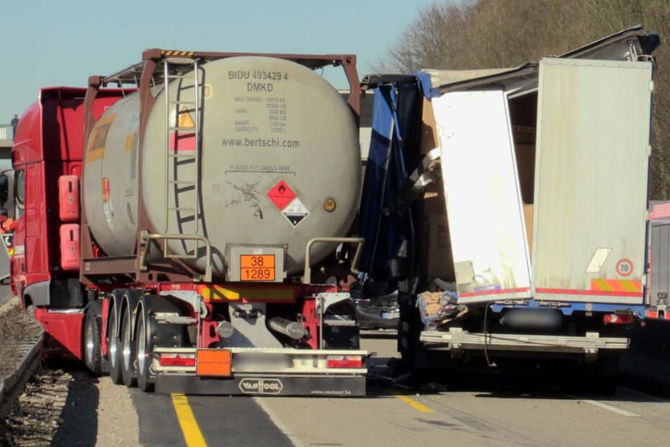 Der Gefahrgut-Transporter konnte dem anderen Laster nicht mehr ausweichen.