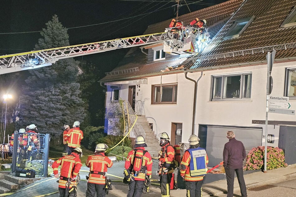 Eine Drehleiter kam zum Einsatz, um zum Brandort vordringen zu können.