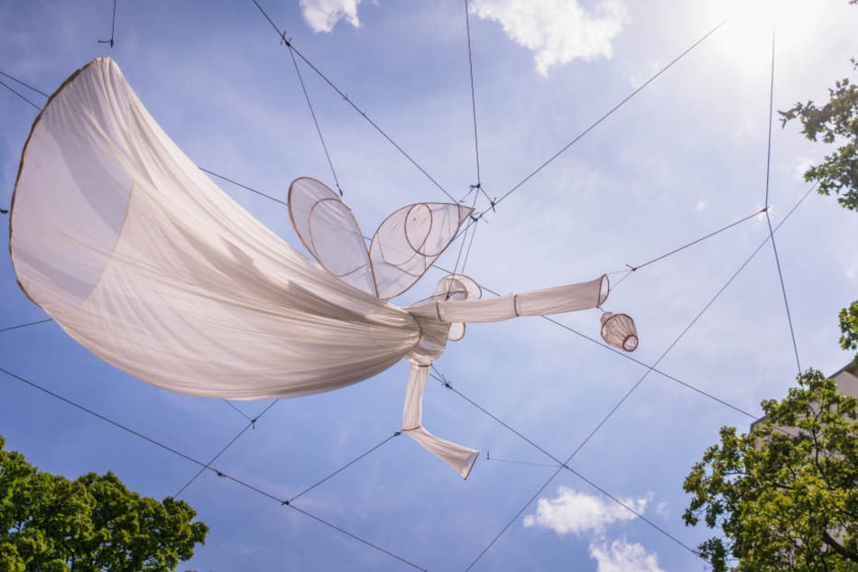 Platzinstallation von Muriel Cornejo und César Olhagary aus Chile.