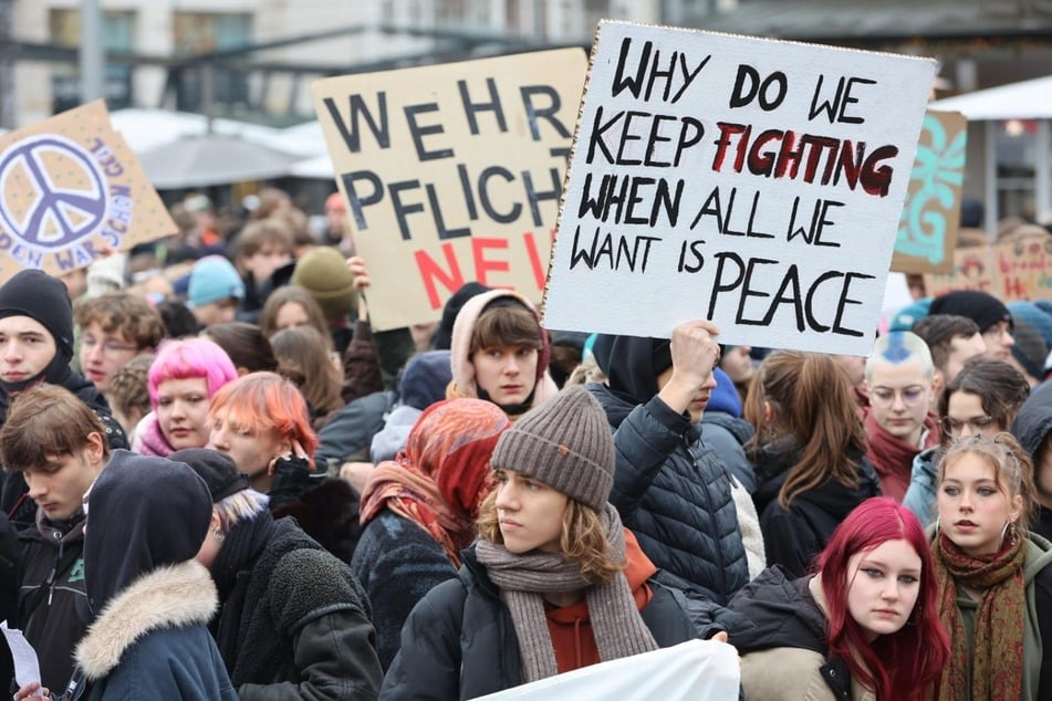 Mit Plakaten machten die Demonstranten klar, dass sie gegen eine Wiedereinführung der Wehrpflicht sind.