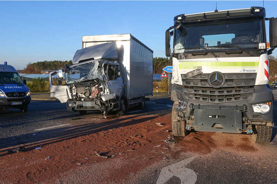 Zwei Lkw stießen an der Autobahn-Auffahrt in Ottendorf zusammen.