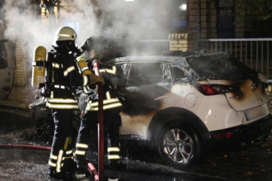 Der Mazda war in der Nacht zu Freitag von Unbekannten angezündet worden und brannte daraufhin fast vollständig aus.
