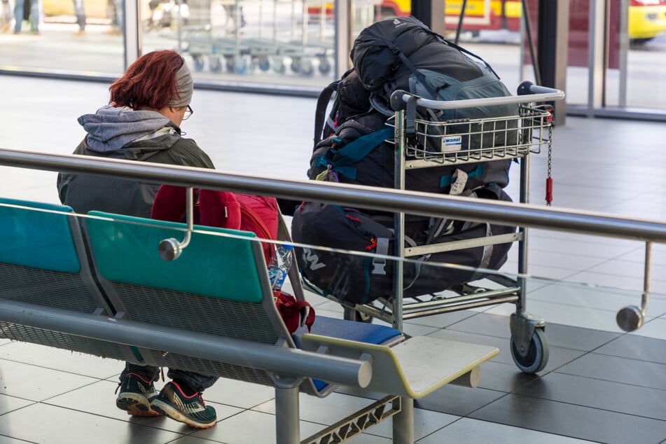 Sehr wenige Reisende saßen mit Rucksäcken oder Koffern im sonst allzu oft völlig leeren Dresdner Terminal.