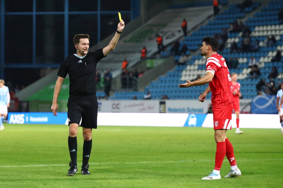 HFC-Kapitän Niklas Landgraf (30, r.) sieht Gelb. Das ist diese Saison eher Regel als Ausnahme.