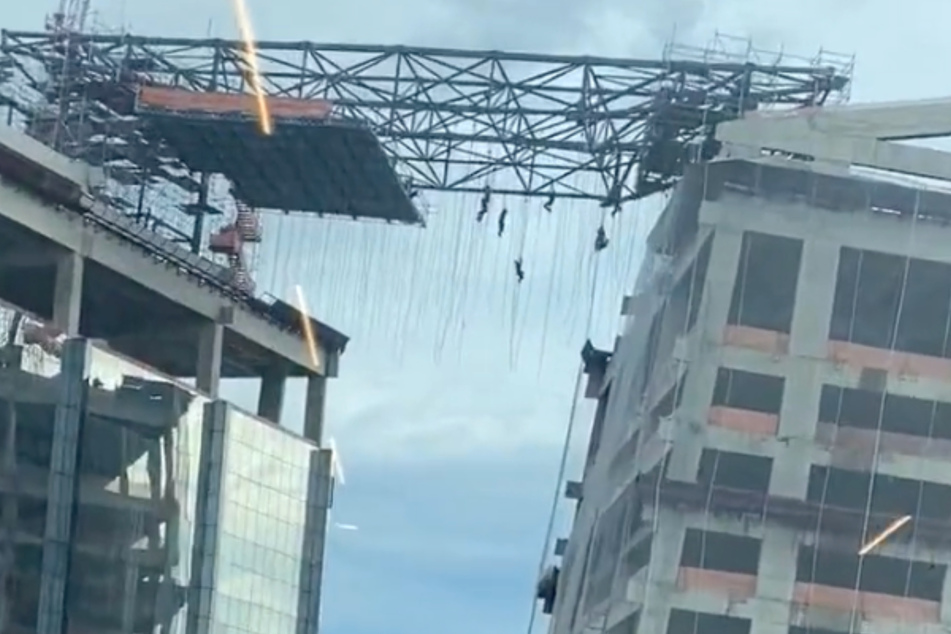 Die verunglückten Bauarbeiter hingen wie Marionetten an Seilen herunter.