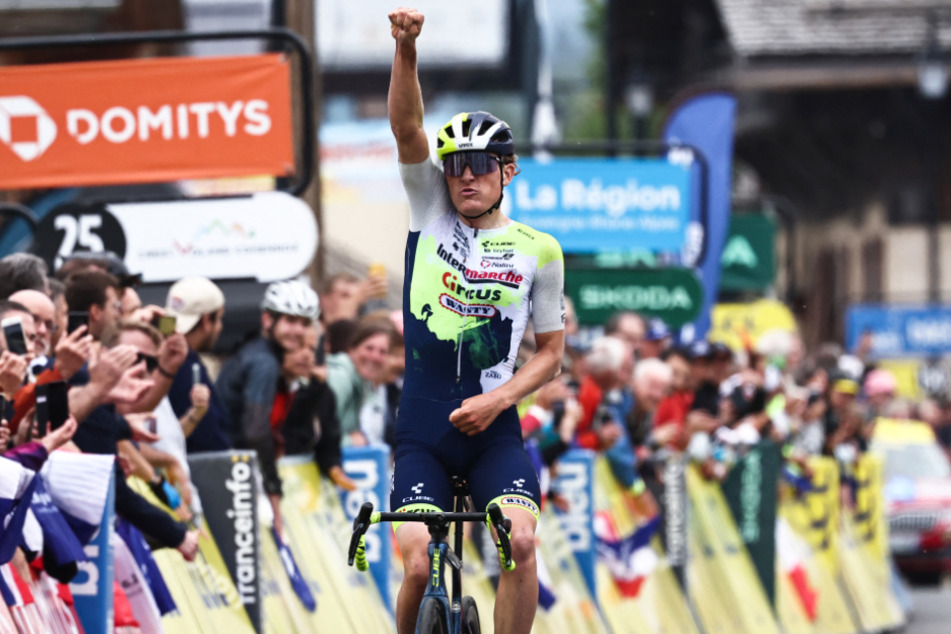 Georg Zimmermann (25, Intermarché-Circus-Wanty) feiert seinen Etappen-Sieg bei der diesjährigen Critérium du Dauphiné.