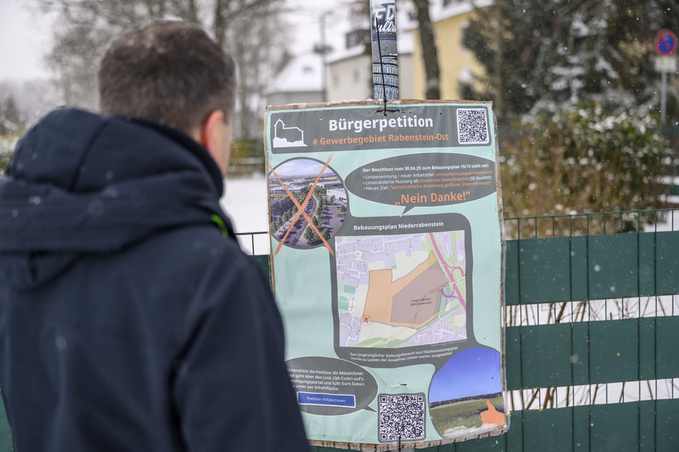 Ein Plakat direkt neben dem betroffenen Feld weist auf die Petition hin.