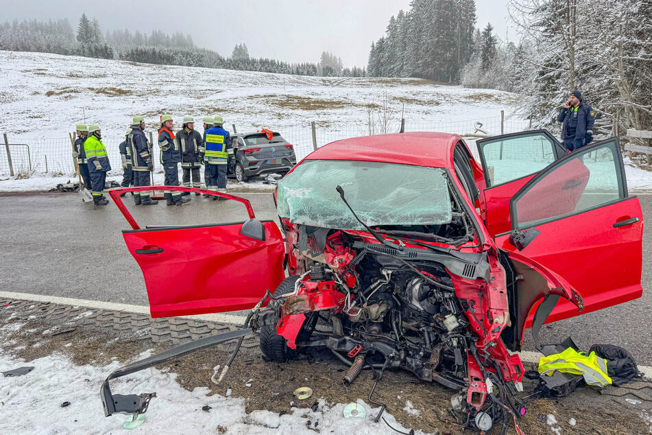 Durch die Wucht des Aufpralls wurden die Autos völlig zusammengedrückt.